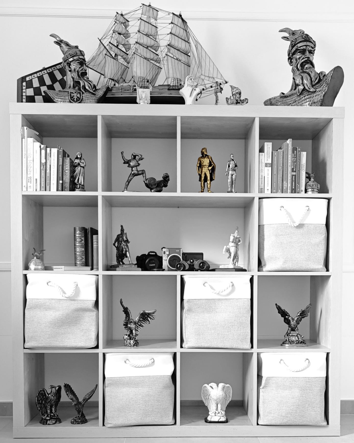 Adem Jashari Statue – Gold - Albanien Shop