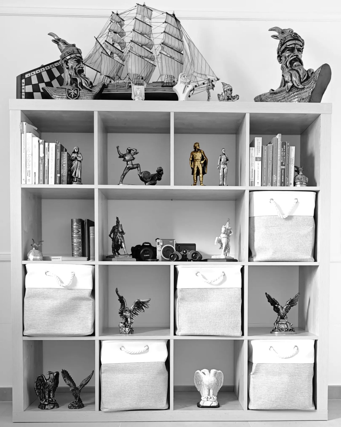 Adem Jashari Statue – Gold - Albanien Shop