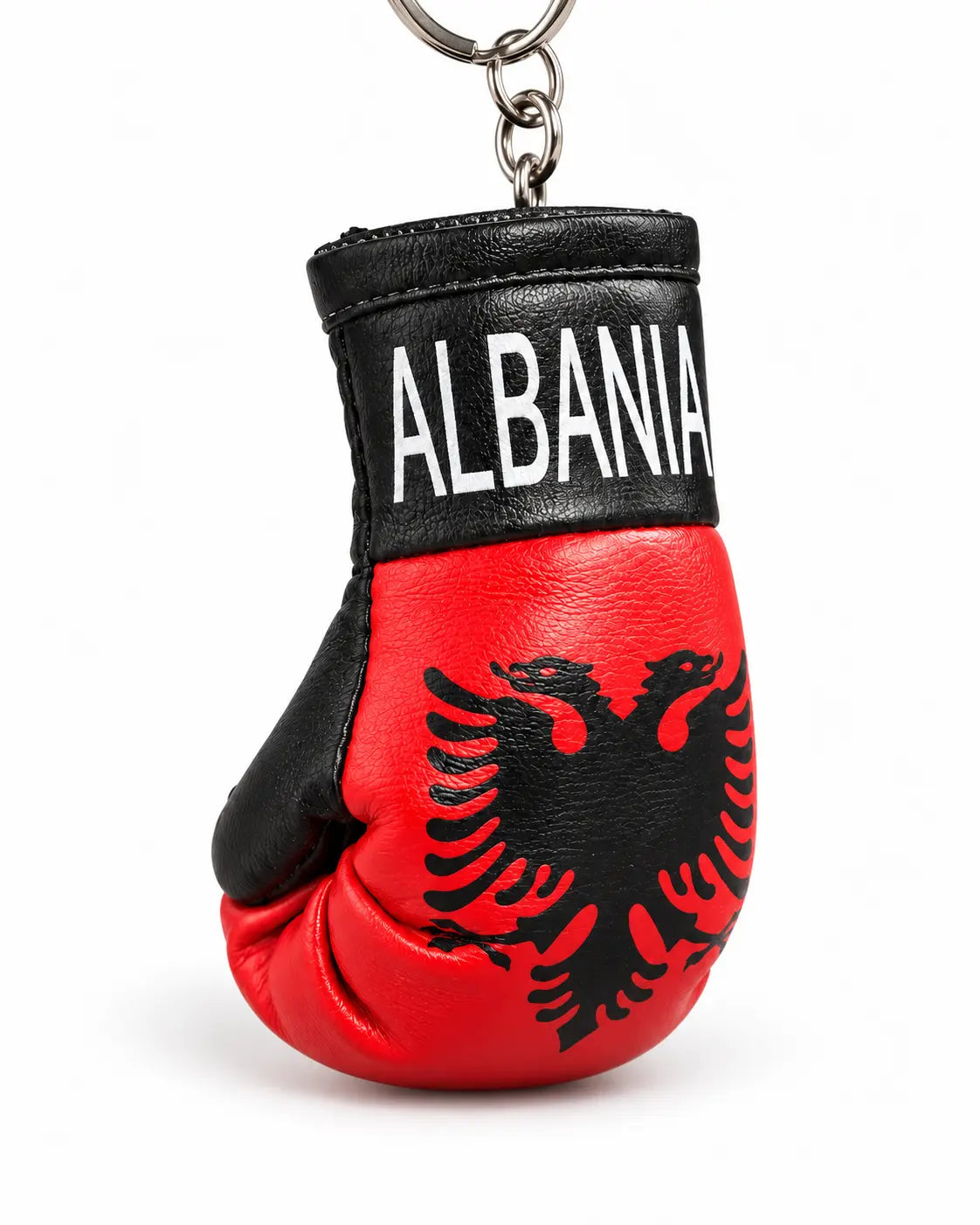 Detailansicht Boxhandschuh-Schlüsselanhänger: Kunstleder-Struktur, ALBANIA-Schriftzug und Doppeladler