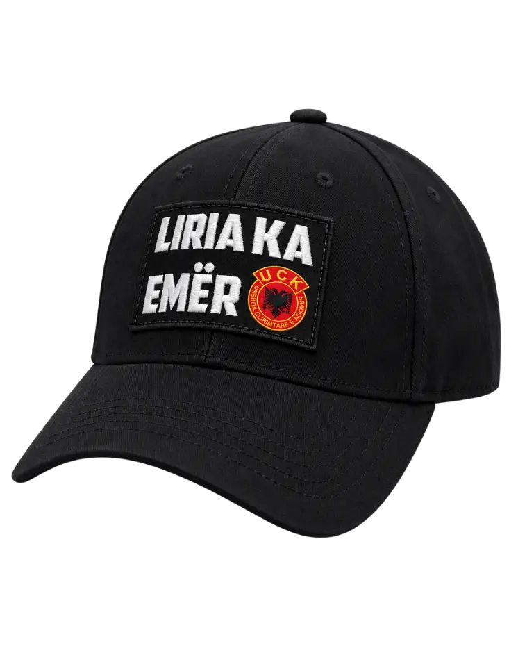 Casquette noire « Liria ka emër » avec emblème de l’UÇK – vue de côté avec visière courbe et six panneaux