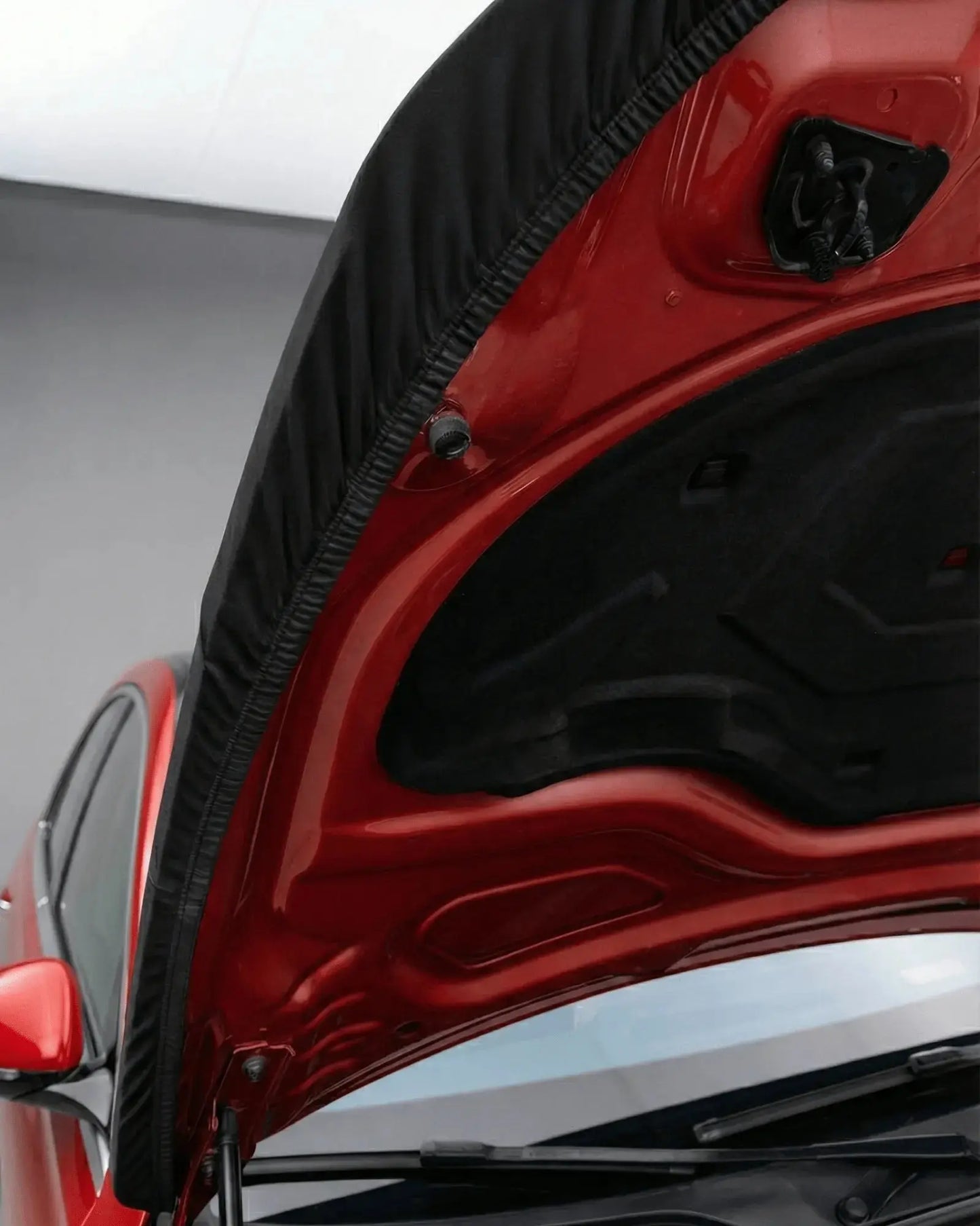 Schwarze UÇK Motorhaubenflagge auf Auto montiert, von der unterseite eingespannt gesehen