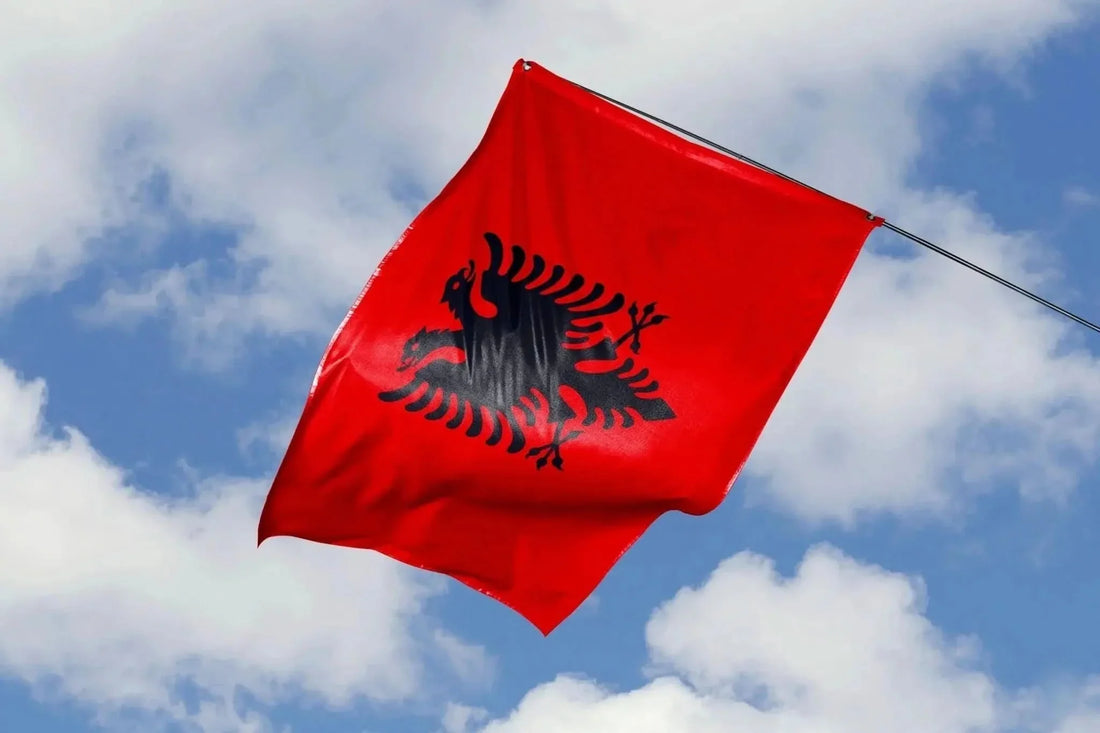 Albanien Flagge Standard 90 x 150 cm weht im Wind vor blauem Himmel mit Wolken