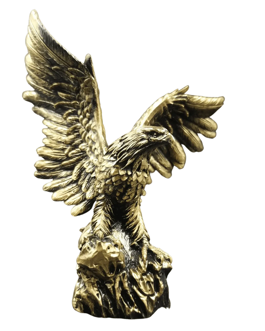 Adler-Figur in Gold-Optik, die Shqiponja mit weit gespreizten Flügeln auf Felssockel von vorn