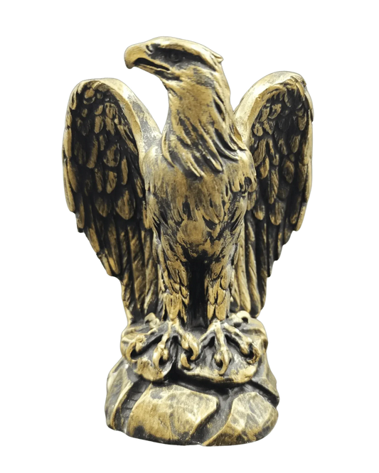 Shqiponja e Besës, die goldfarbene Adlerfigur als Symbol der Treue, frontal auf Felssockel