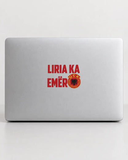Autocollant Liria Ka Emër rouge collé sur un capot d'ordinateur portable argenté