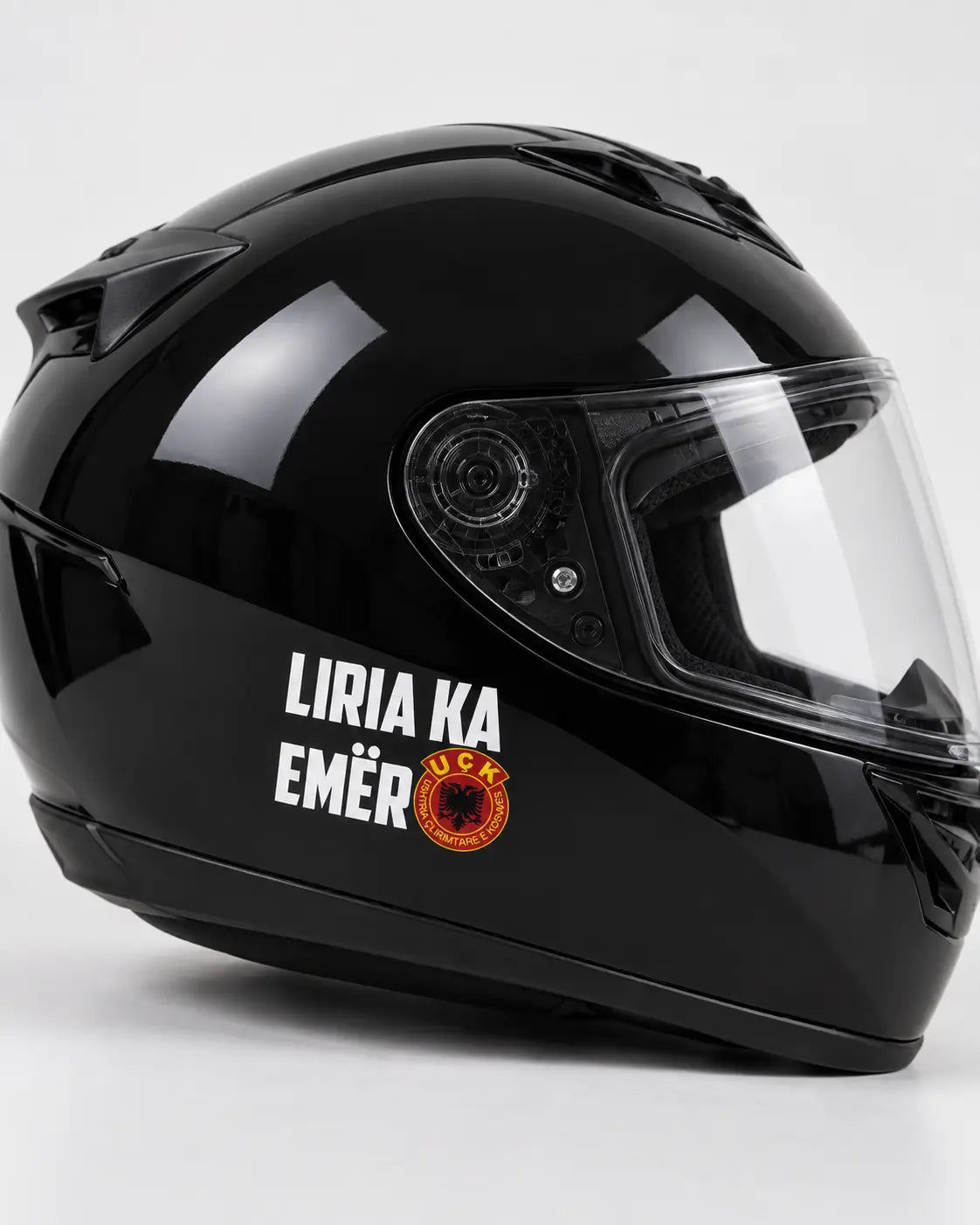 Autocollant Liria Ka Emër blanc sur un casque de moto noir