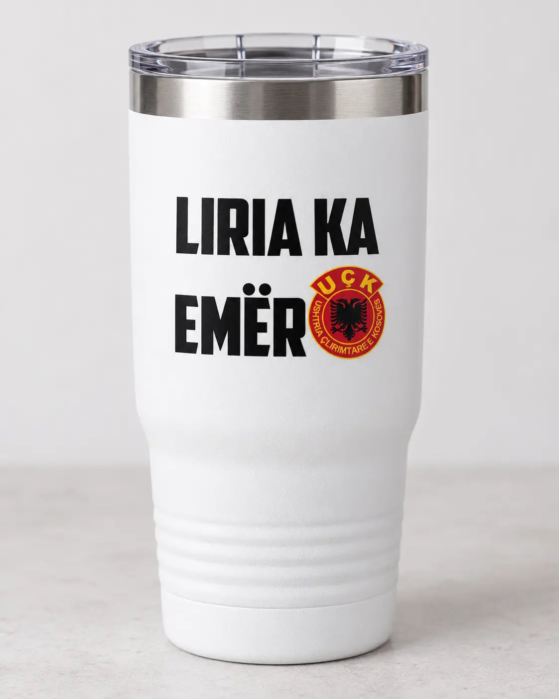 Autocollant Liria Ka Emër noir sur un mug isotherme blanc