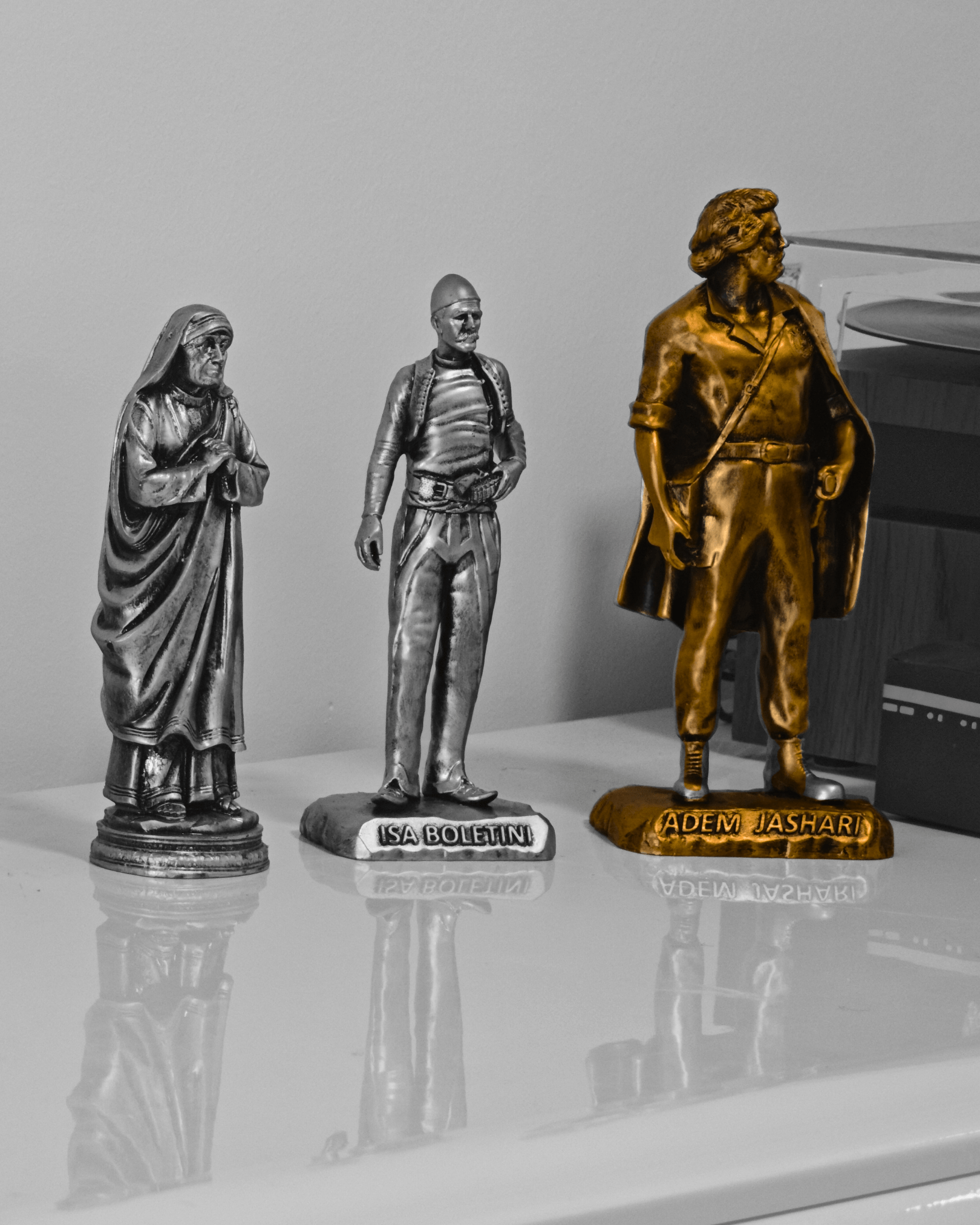 Adem Jashari Statue – Gold - Albanien Shop