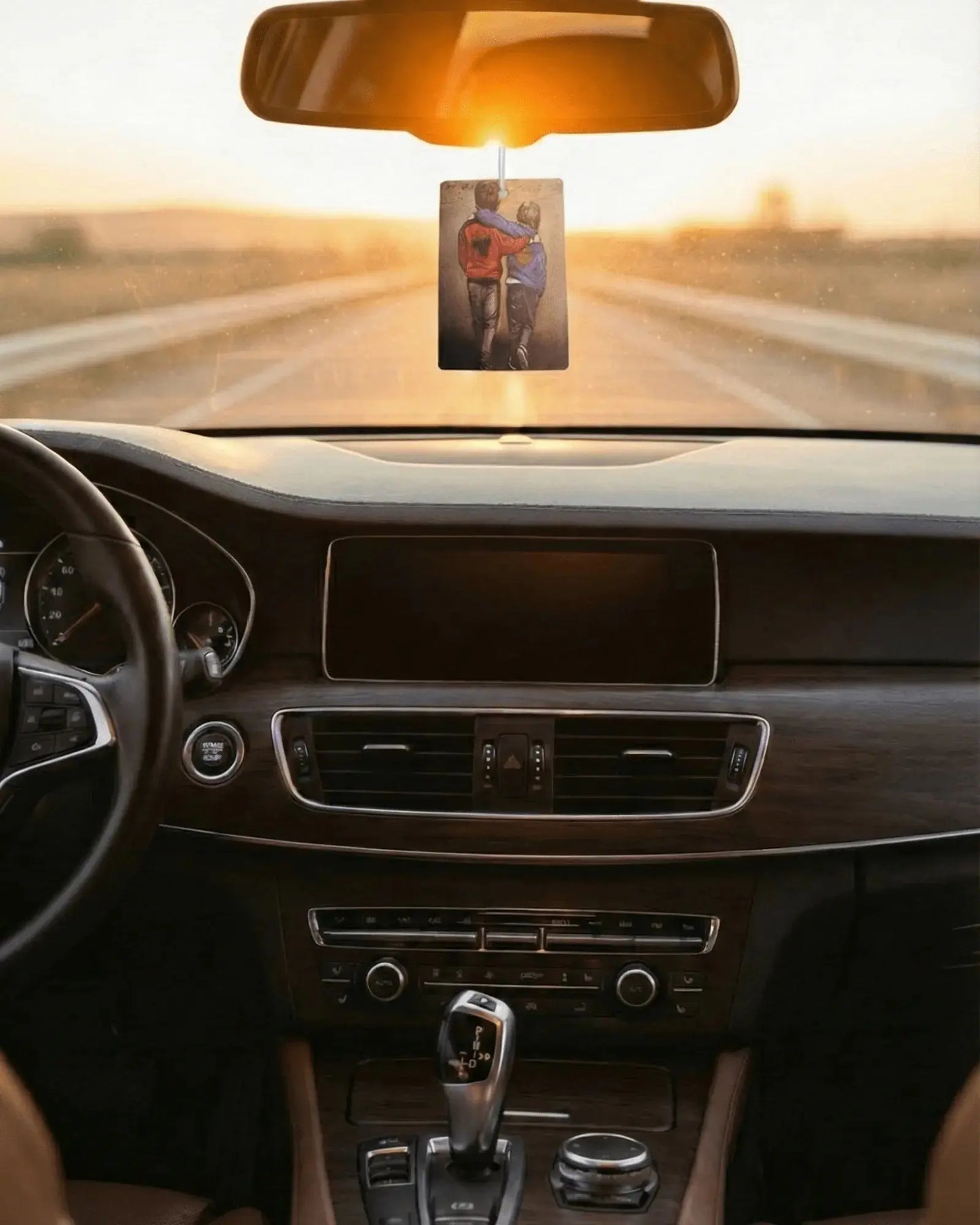 Auto Duftbaum am Rückspiegel, Motiv großer Bruder (Albanien Jacke) umarmt kleinen Bruder (Kosovo Jacke), Sonnenuntergang