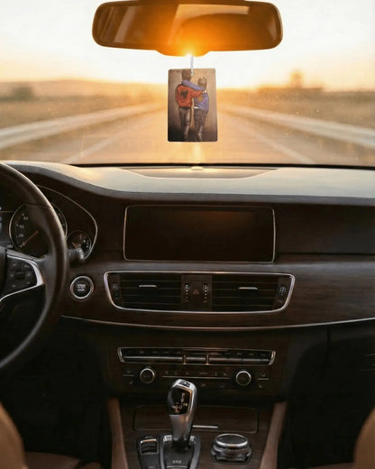 Auto Duftbaum am Rückspiegel, Motiv großer Bruder (Albanien Jacke) umarmt kleinen Bruder (Kosovo Jacke), Sonnenuntergang