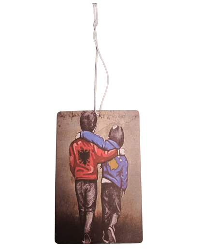 Auto Duftbaum, Motiv großer Bruder (Albanien Jacke) umarmt kleinen Bruder (Kosovo Jacke)