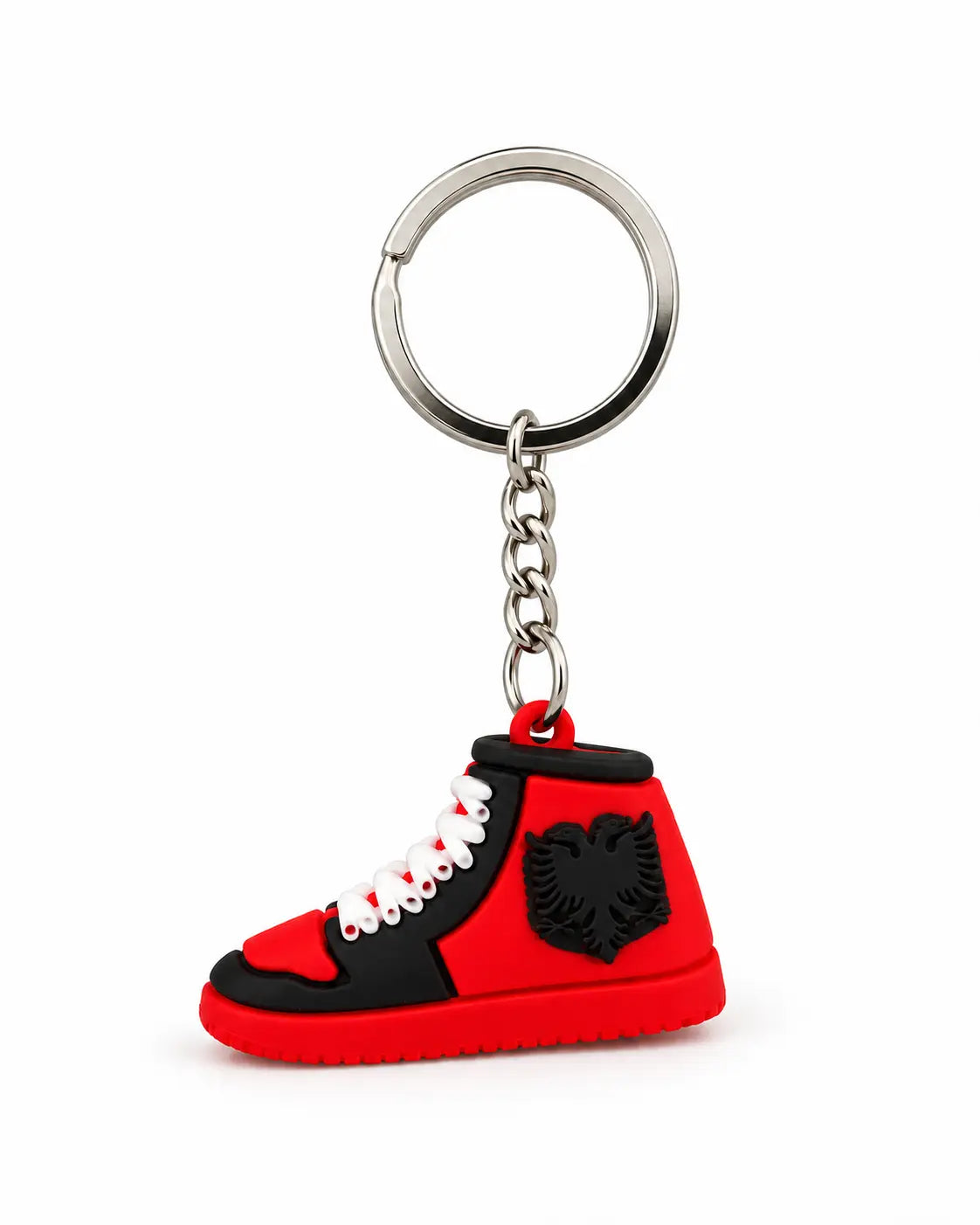 Albanien Sneaker-Schlüsselanhänger: roter Mini-High-Top mit schwarzem Doppeladler – Seitenansicht