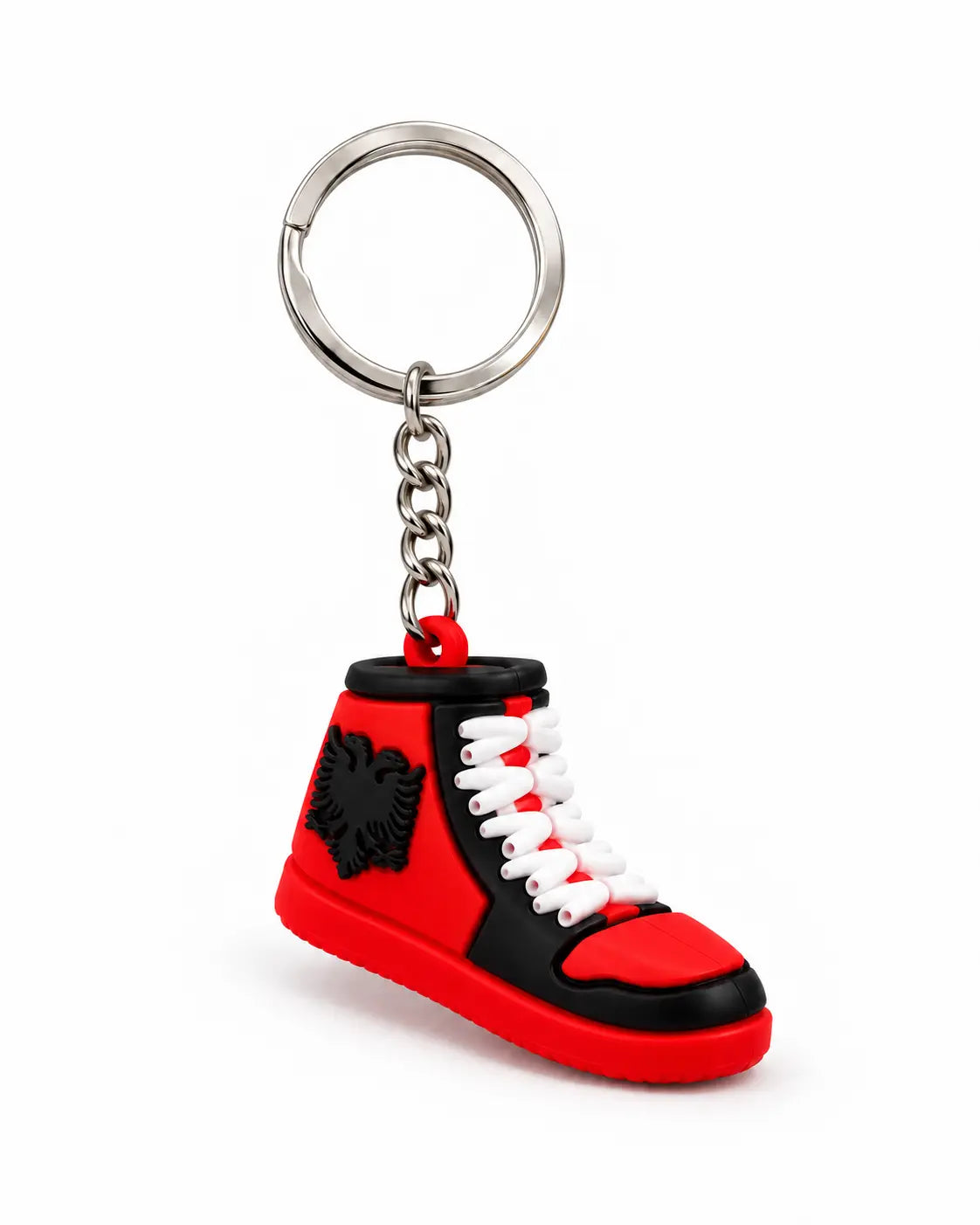 Sneaker-Schlüsselanhänger in Rot-Schwarz mit weißen Schnürsenkeln und Doppeladler-Emblem, Schrägansicht