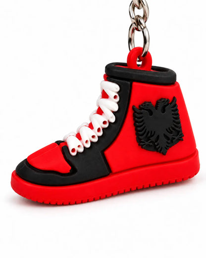 Nahaufnahme Mini-Sneaker-Schlüsselanhänger mit erhabenem albanischem Doppeladler und Schnürung