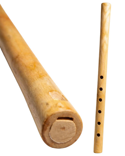 Detailaufnahme Mundstück handgeschnitzte albanische Holzflöte.