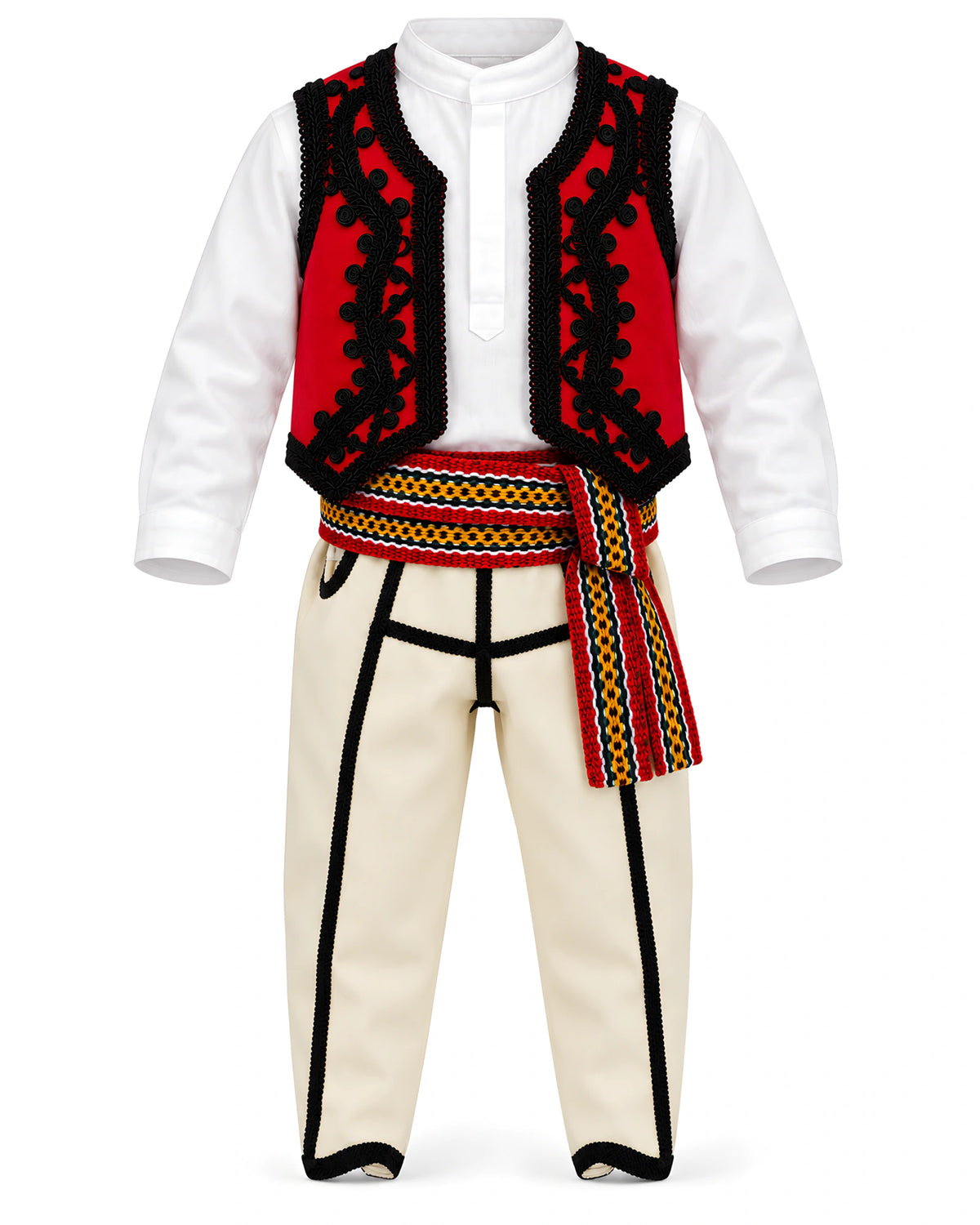 Veshje tradicionale shqiptare për djem Prizren si set i plotë – jelek xhamadan i kuq me kordonë dekorativë të zinj, këmishë e bardhë me jakë të ngritur, shoka e endur dhe tirq ngjyrë krem, pamje nga përpara