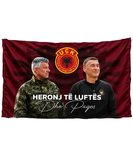 Drapeau Heronj të Luftës 90 × 145 cm – drapeau bordeaux avec deux portraits, emblème UÇK et inscription « Heronj të Luftës dhe Paqes »