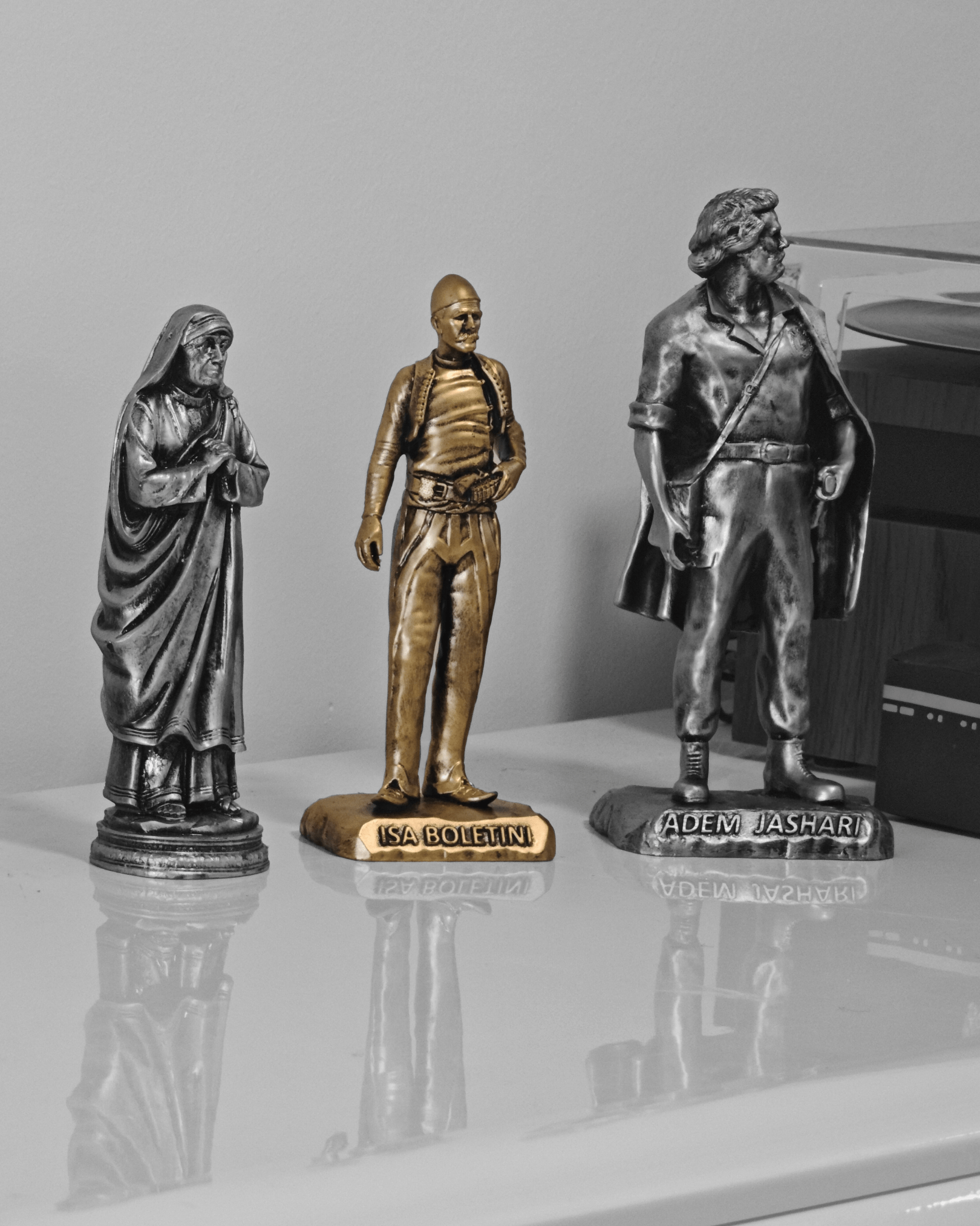 Isa Boletini Statue – Gold - Albanien Shop