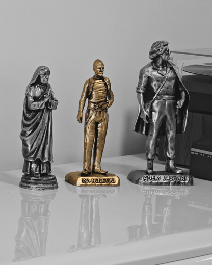 Isa Boletini Statue – Gold - Albanien Shop