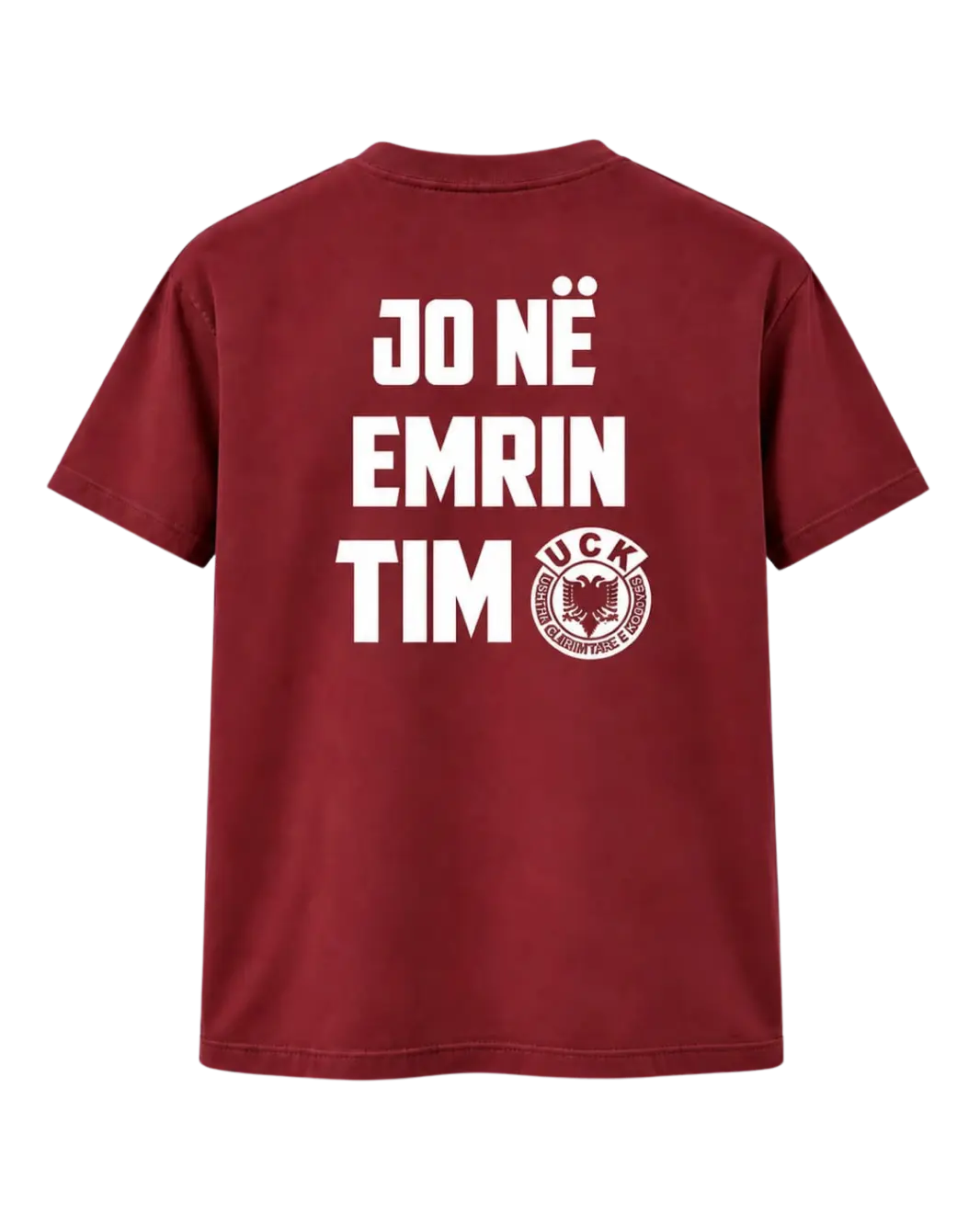 Pjesa e pasme e bluzës bordo Jo në emrin tim me mbishkrim të bardhë dhe emblemën e UÇK-së
