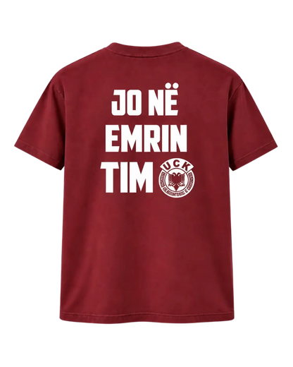 Pjesa e pasme e bluzës bordo Jo në emrin tim me mbishkrim të bardhë dhe emblemën e UÇK-së