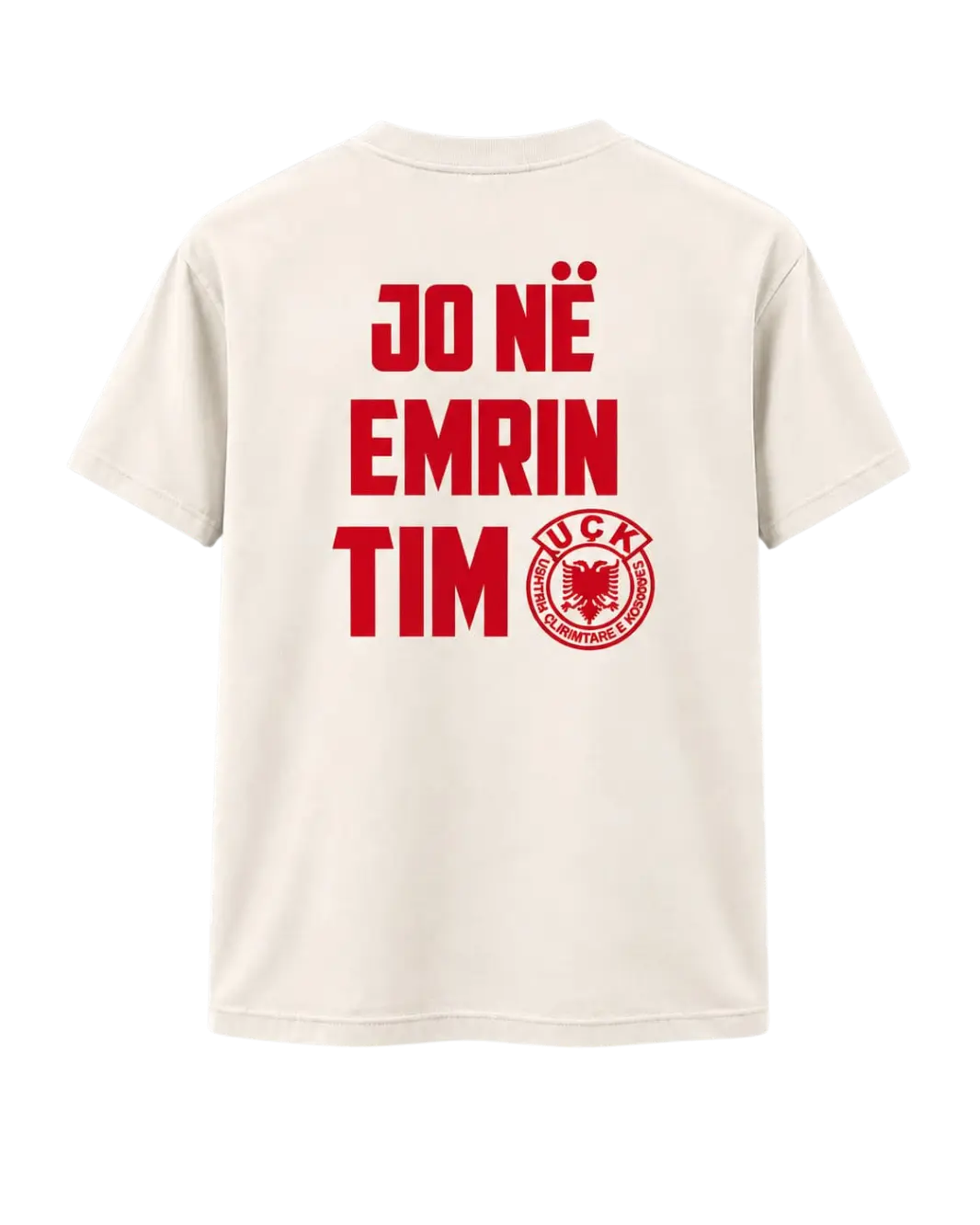 Pjesa e pasme e bluzës Jo në emrin tim në ngjyrë natyrale me mbishkrim të kuq dhe emblemën e UÇK-së