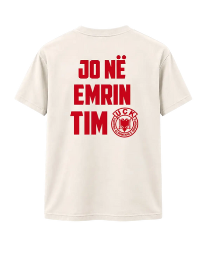 Pjesa e pasme e bluzës Jo në emrin tim në ngjyrë natyrale me mbishkrim të kuq dhe emblemën e UÇK-së