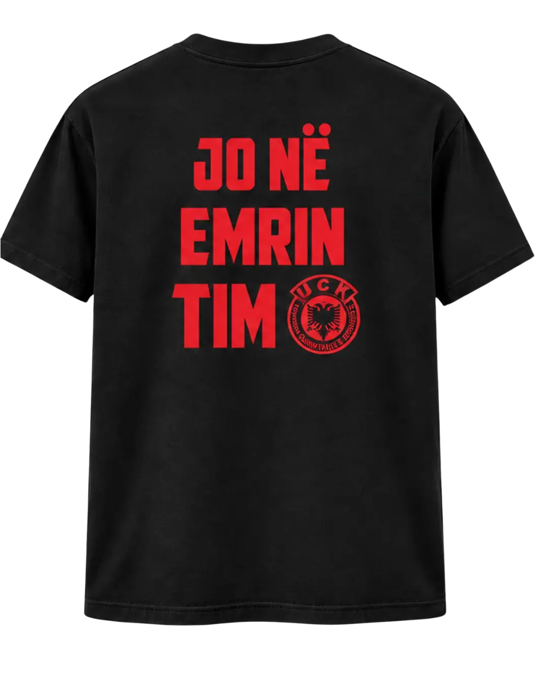 Pjesa e pasme e bluzës së zezë Jo në emrin tim me mbishkrim të kuq dhe emblemën e UÇK-së