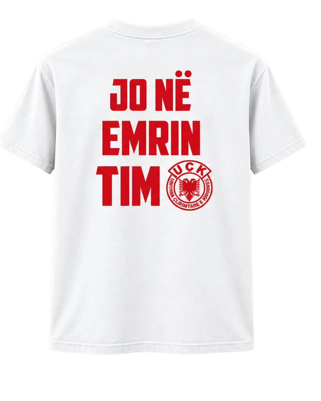 Pjesa e pasme e bluzës së bardhë Jo në emrin tim me mbishkrim të kuq dhe emblemën e UÇK-së