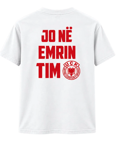 Pjesa e pasme e bluzës së bardhë Jo në emrin tim me mbishkrim të kuq dhe emblemën e UÇK-së