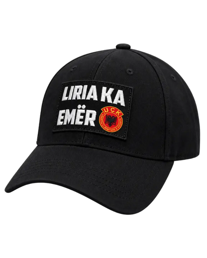Casquette noire « Liria ka emër » avec emblème de l’UÇK – vue de côté avec visière courbe et six panneaux