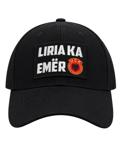 Casquette noire « Liria ka emër » avec écusson brodé, inscription blanche et emblème de l’UÇK – vue de face
