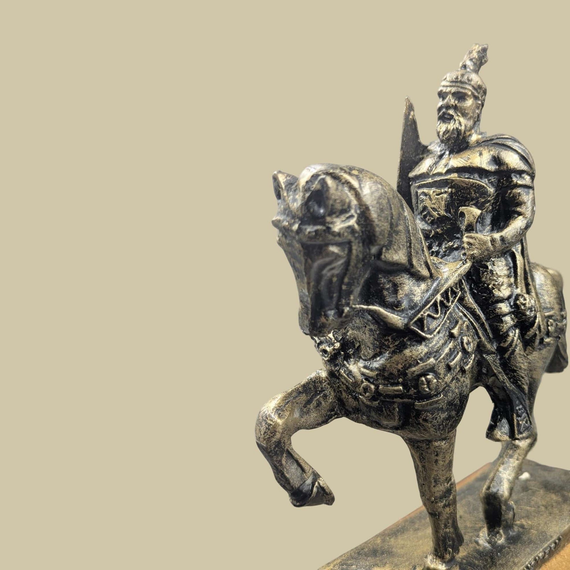 Made in Albania Buste Gold Reiterstatue Skenderbeu Mittel