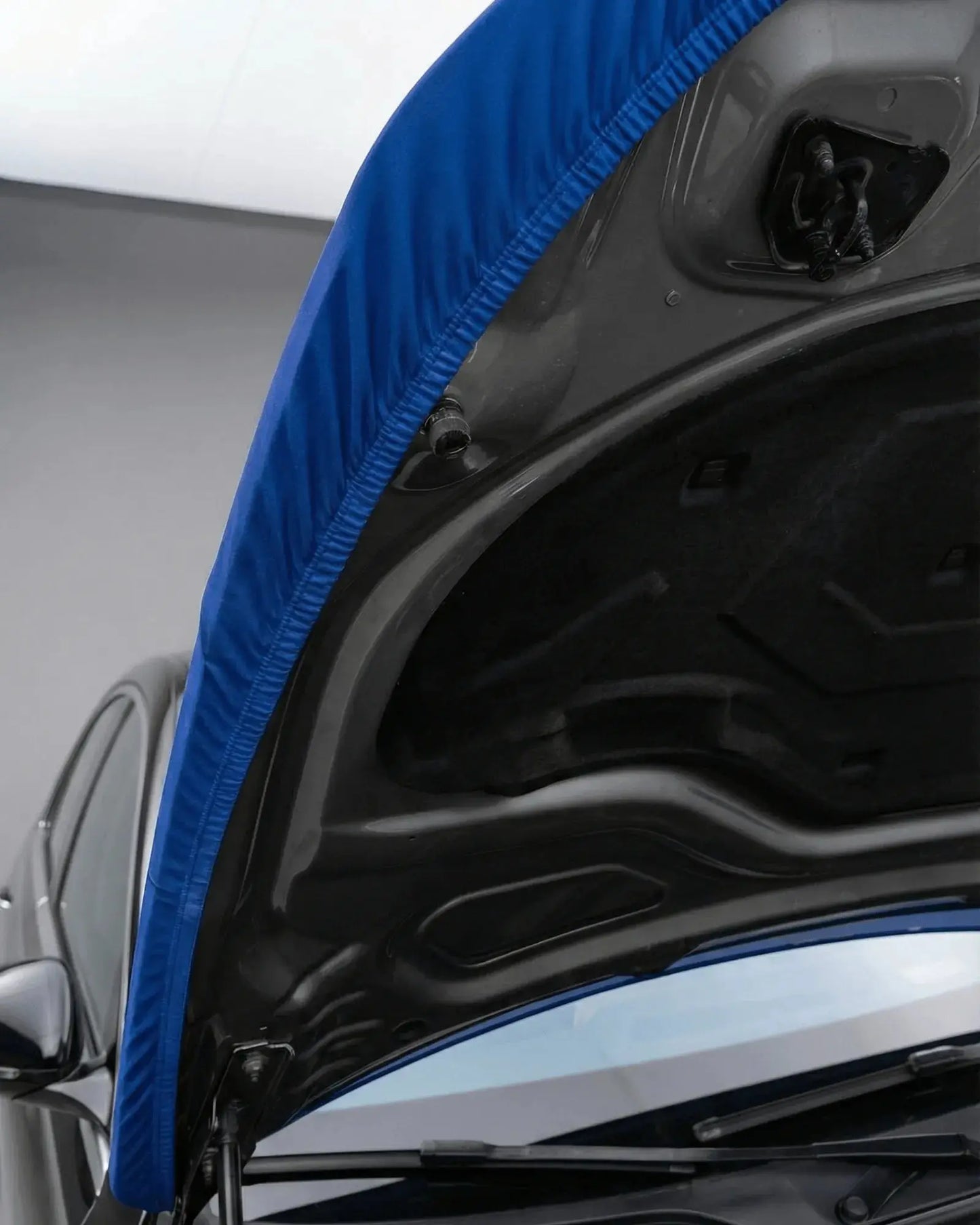 Dardania Motorhaubenflagge auf Auto montiert, Sicht auf Unterseite