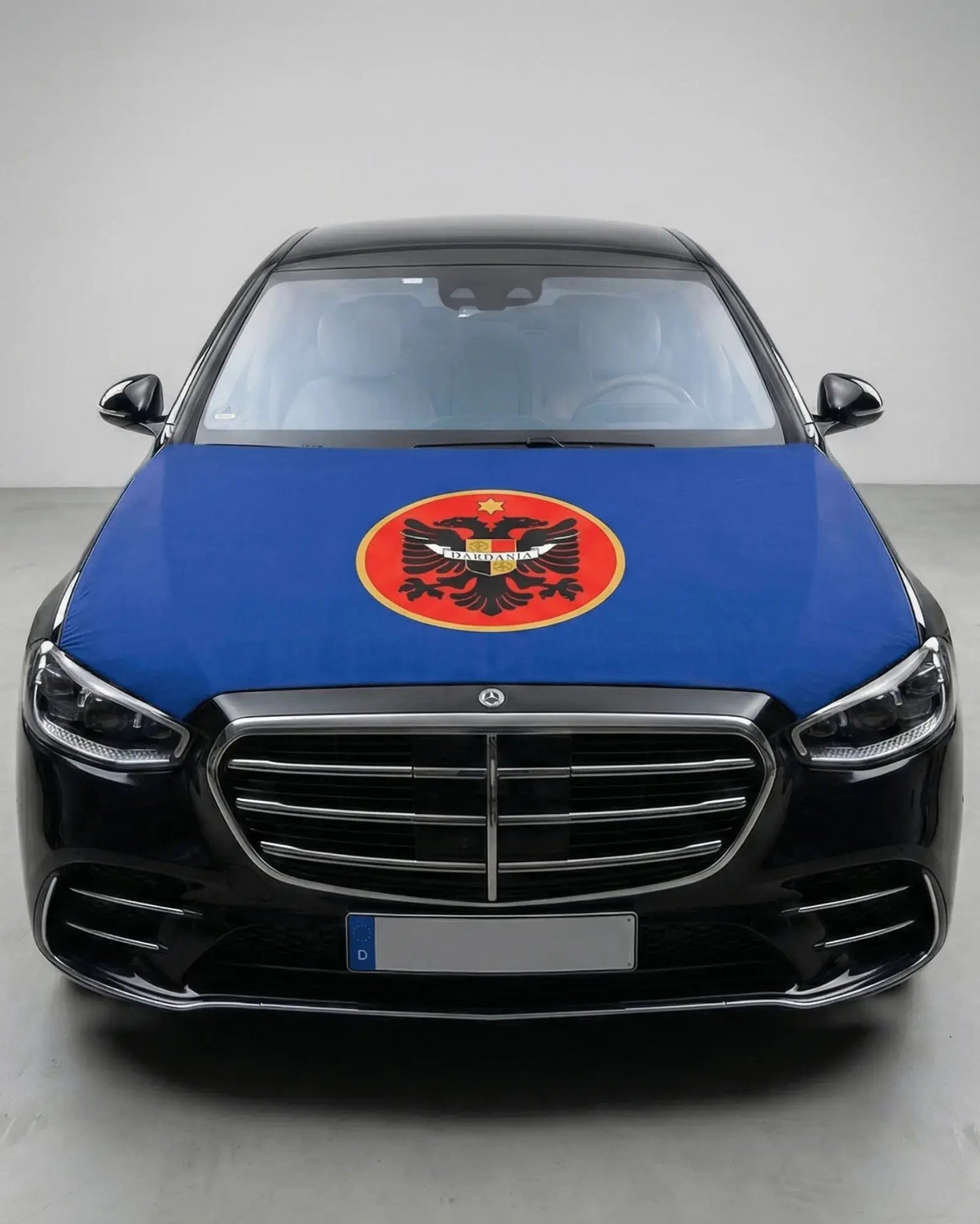 Dardania Motorhaubenflagge auf Auto montiert, blaue Dardanien Fahne mit Adler und Wappen für Autokorso