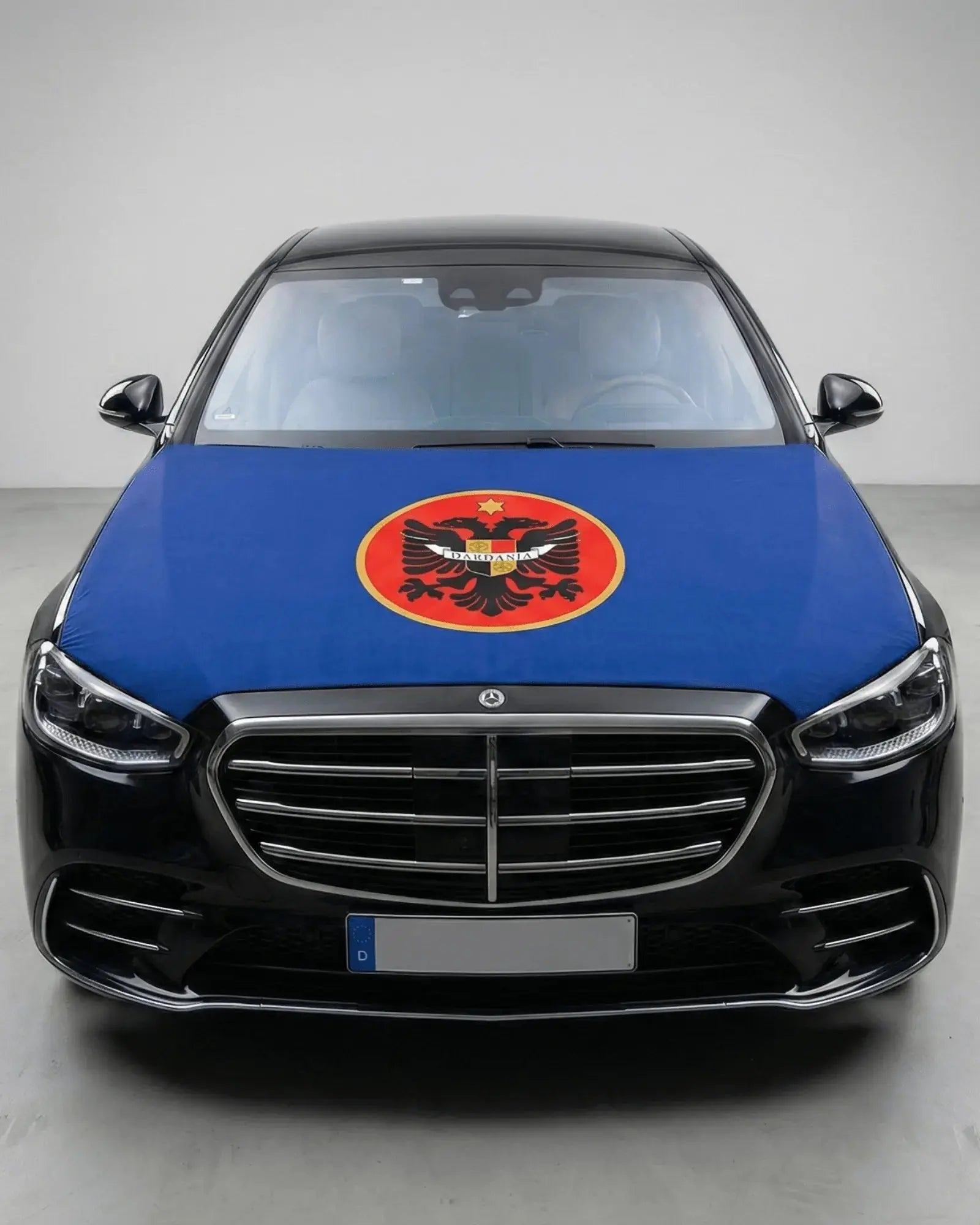 Dardania Motorhaubenflagge auf Auto montiert, blaue Dardanien Fahne mit Adler und Wappen für Autokorso