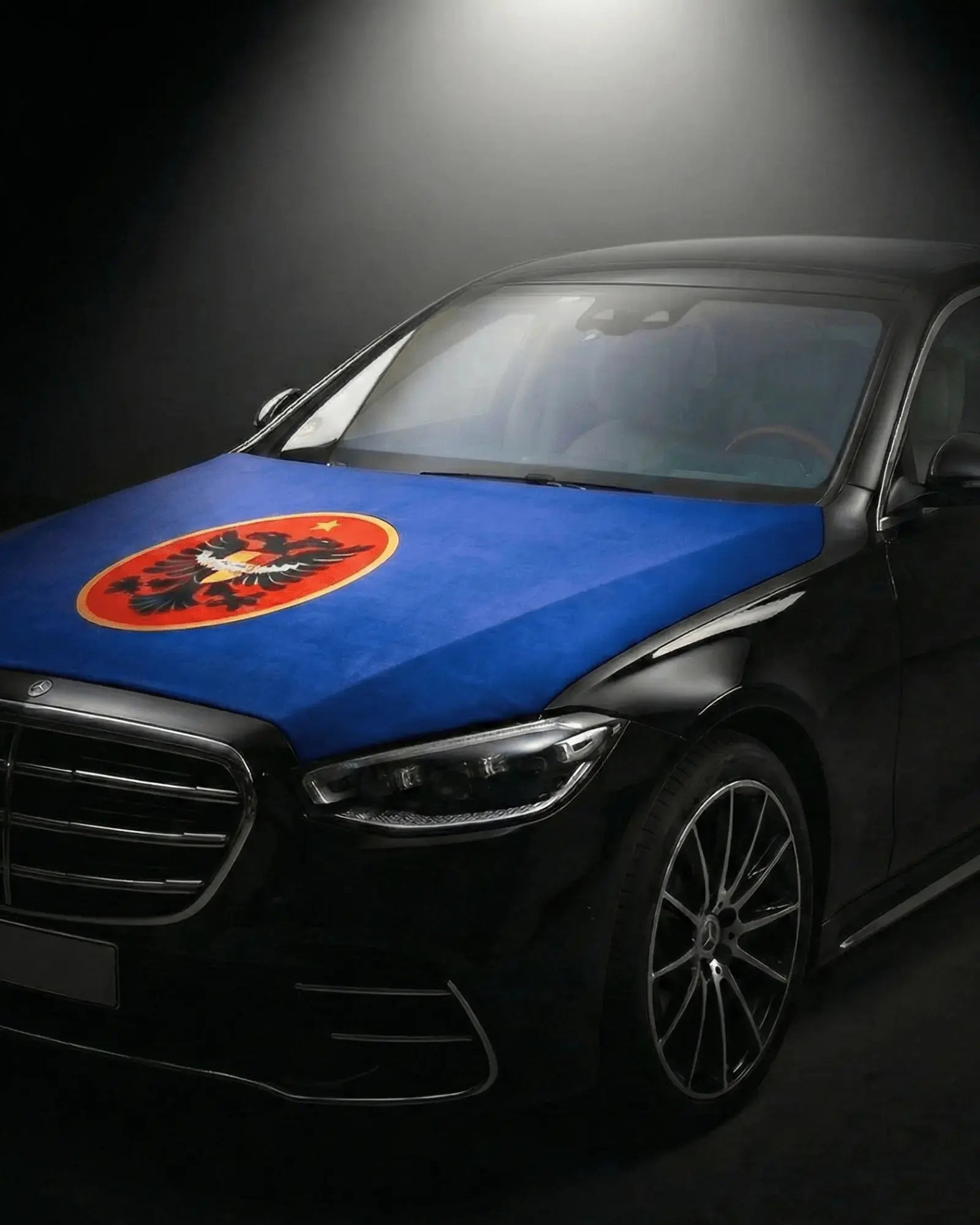 Dardania Motorhaubenflagge auf Auto montiert, blaue Dardanien Fahne mit Adler und Wappen für Autokorso