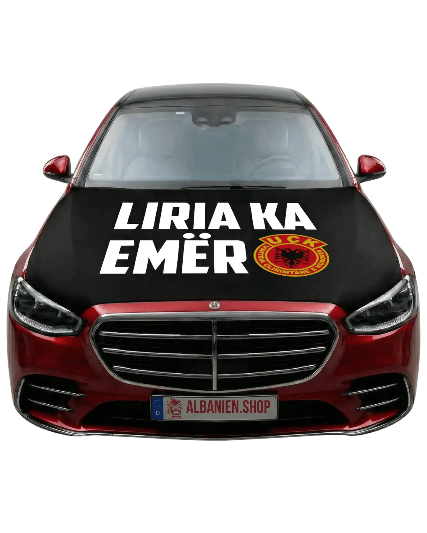 Schwarze UÇK Motorhaubenflagge auf rotem Auto montiert, mit weißem Text "Liria ka emër" und UÇK Wappen für Autokorso