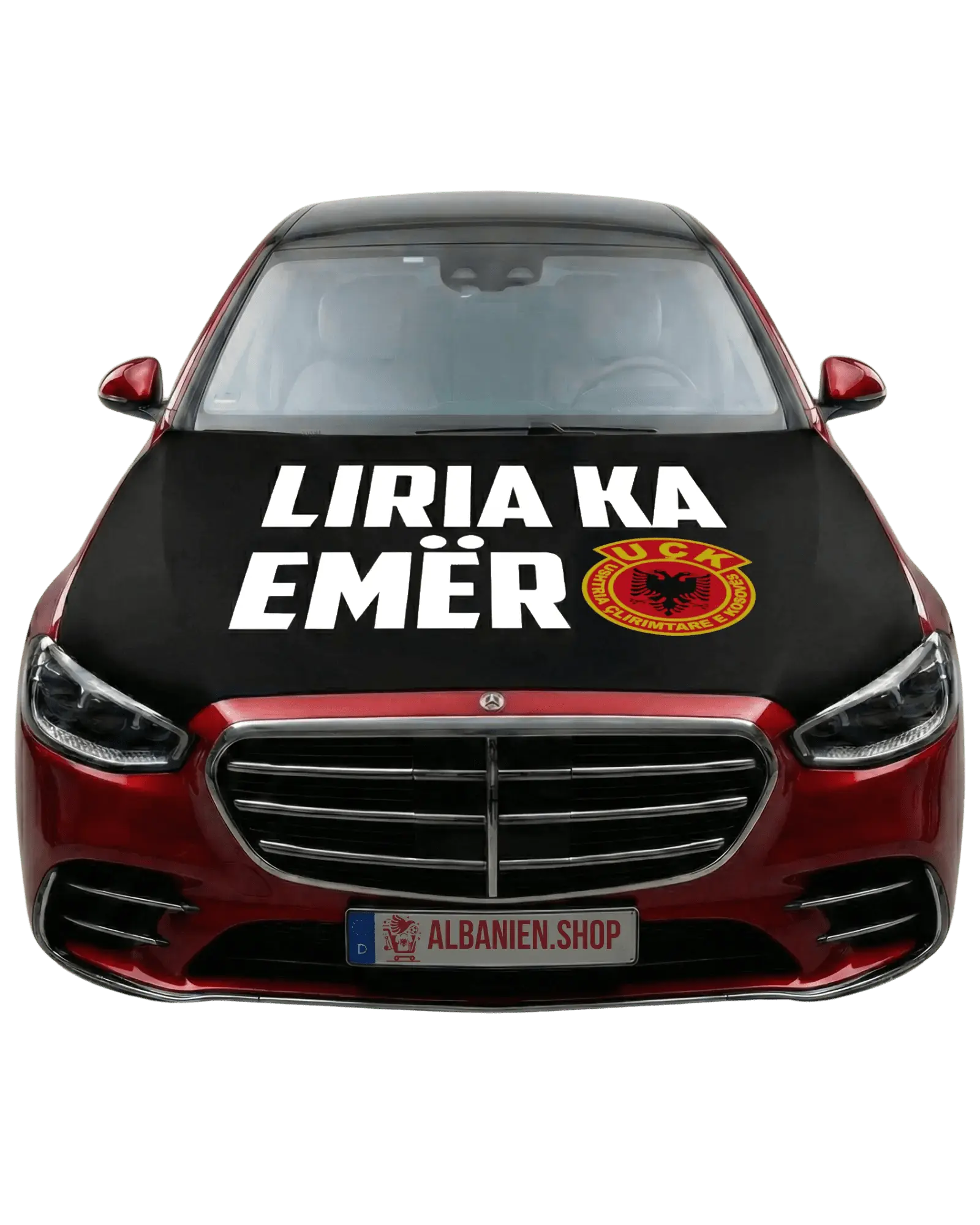 Schwarze UÇK Motorhaubenflagge auf rotem Auto montiert, mit weißem Text "Liria ka emër" und UÇK Wappen für Autokorso