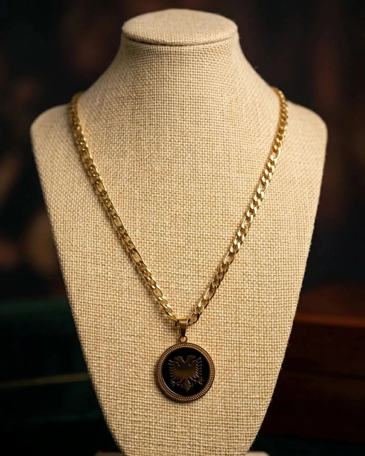 Shqiponja Medaillon Halskette Gold Schwarz – Albanischer Doppelkopfadler Figaro - Kette | Albanien Schmuck - Albanien Shop