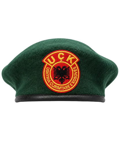 UÇK Barett in Dunkelgrün von vorne – rot-gelbes Stick-Emblem mit schwarzem Doppeladler