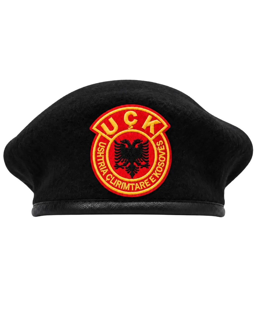 UÇK Barett in Schwarz von vorne – rot-gelbes Stick-Emblem mit schwarzem Doppeladler
