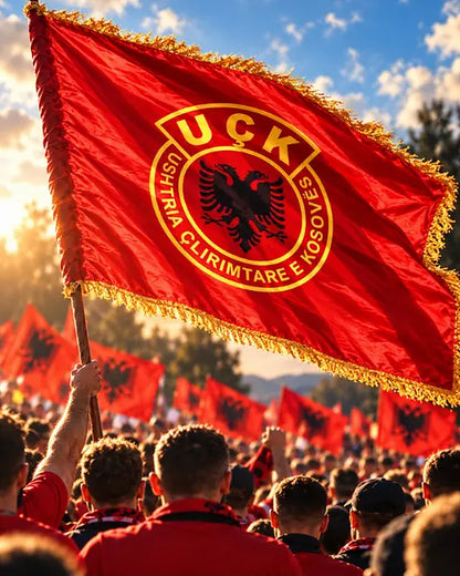 Flamuri i UÇK-së me theka të arta valëvitet mbi turmën në një tubim