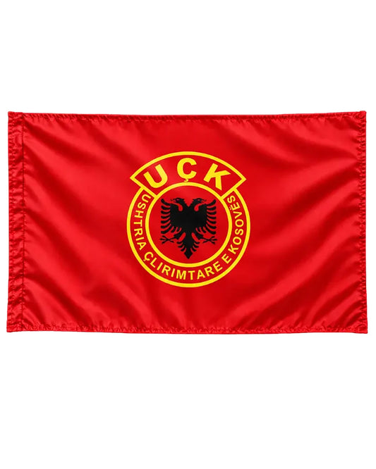 Drapeau UÇK Standard 90 × 145 cm – drapeau rouge avec emblème UÇK jaune et aigle bicéphale noir, posé à plat