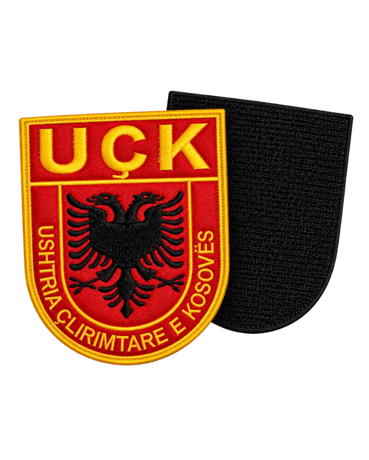 Rechteckiger UÇK Klett-Patch mit schwarzem Doppeladler und dem Schriftzug Ushtria Çlirimtare e Kosovës