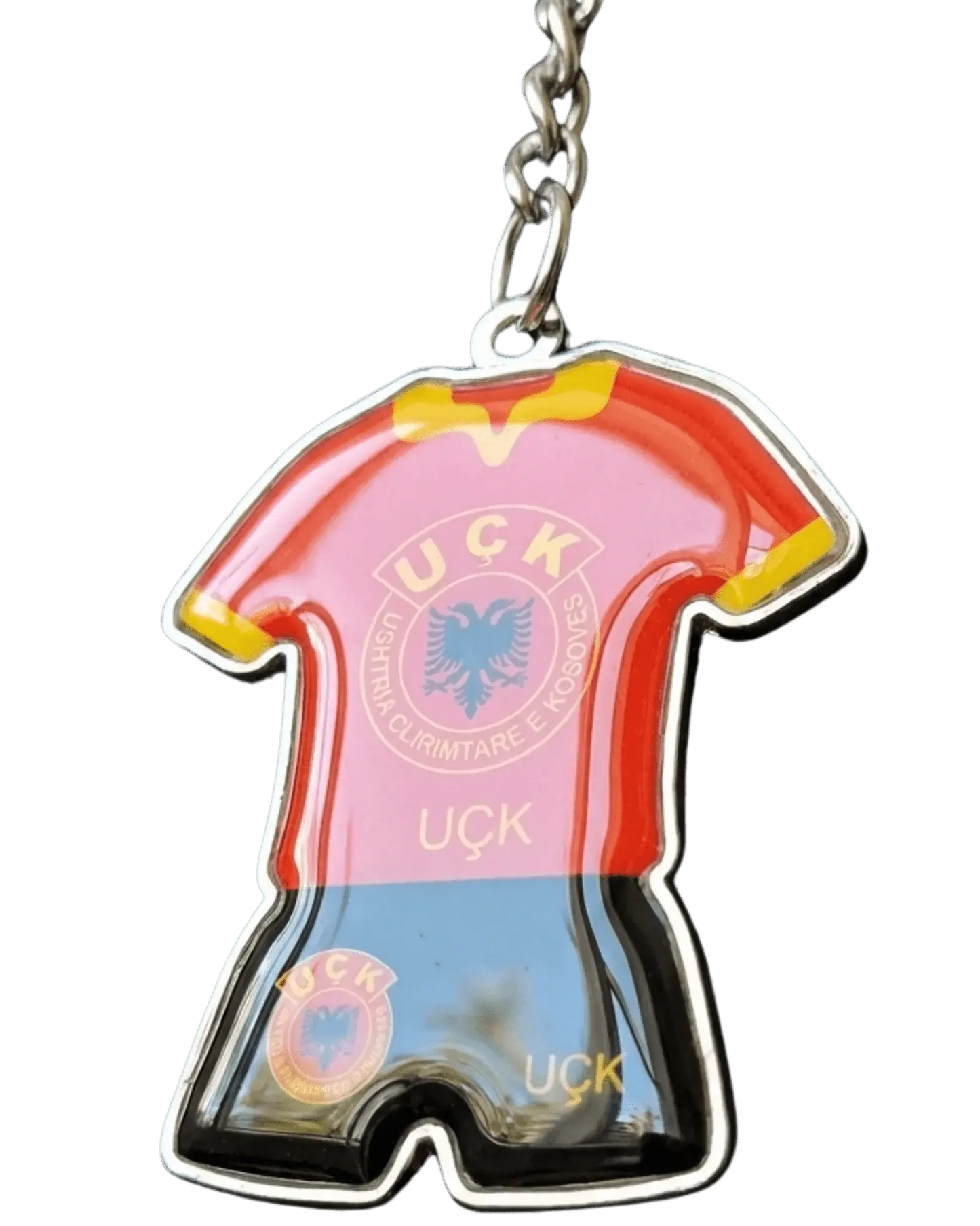 Schlüsselanhänger in Form eines UÇK Fußball-Trikots, rot-schwarzes Jersey aus Metall mit Hochglanz-Beschichtung