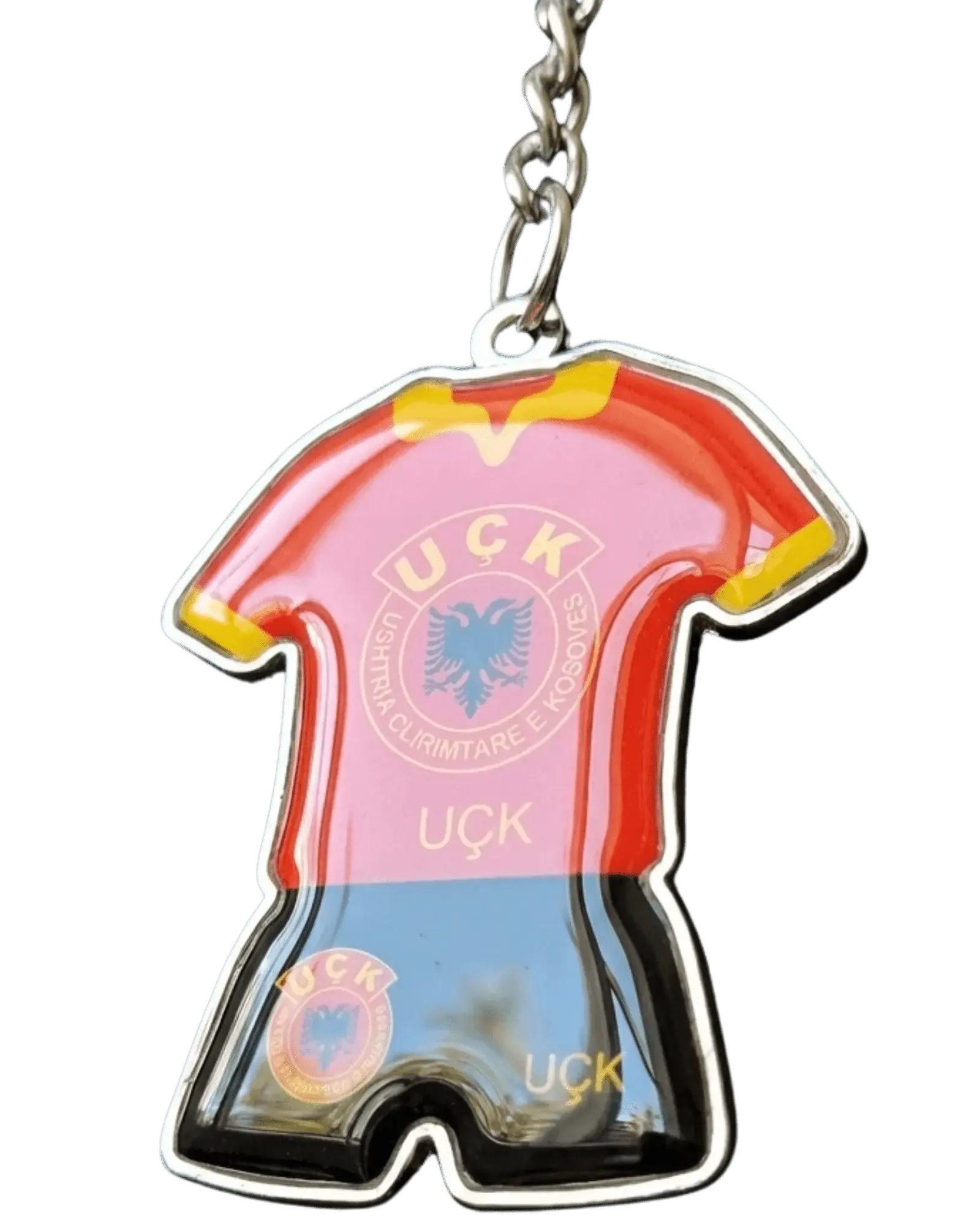 Schlüsselanhänger in Form eines UÇK Fußball-Trikots, rot-schwarzes Jersey aus Metall mit Hochglanz-Beschichtung