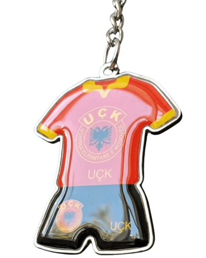 Schlüsselanhänger in Form eines UÇK Fußball-Trikots, rot-schwarzes Jersey aus Metall mit Hochglanz-Beschichtung