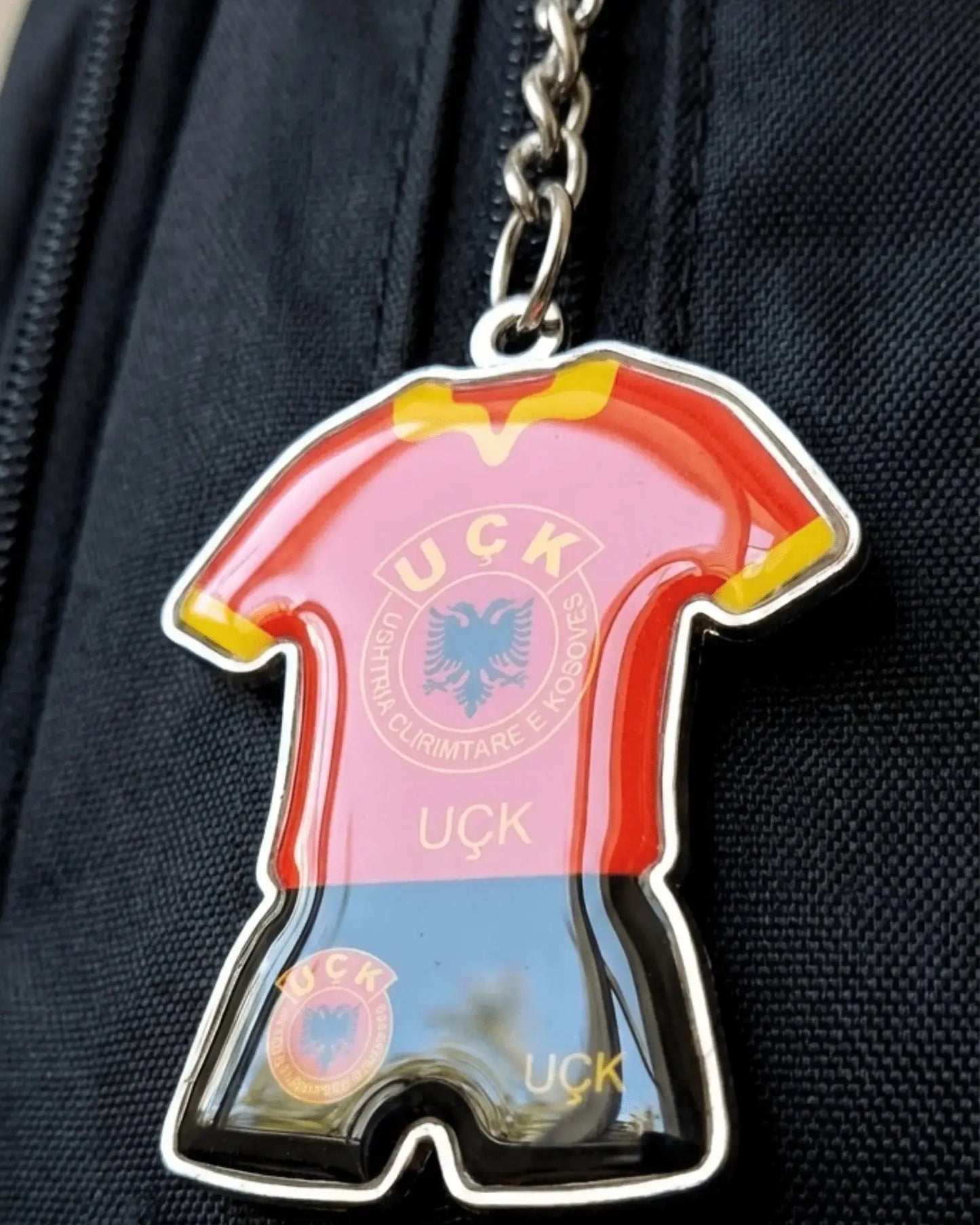 Schlüsselanhänger in Form eines UÇK Fußball-Trikots, rot-schwarzes Jersey aus Metall mit Hochglanz-Beschichtung