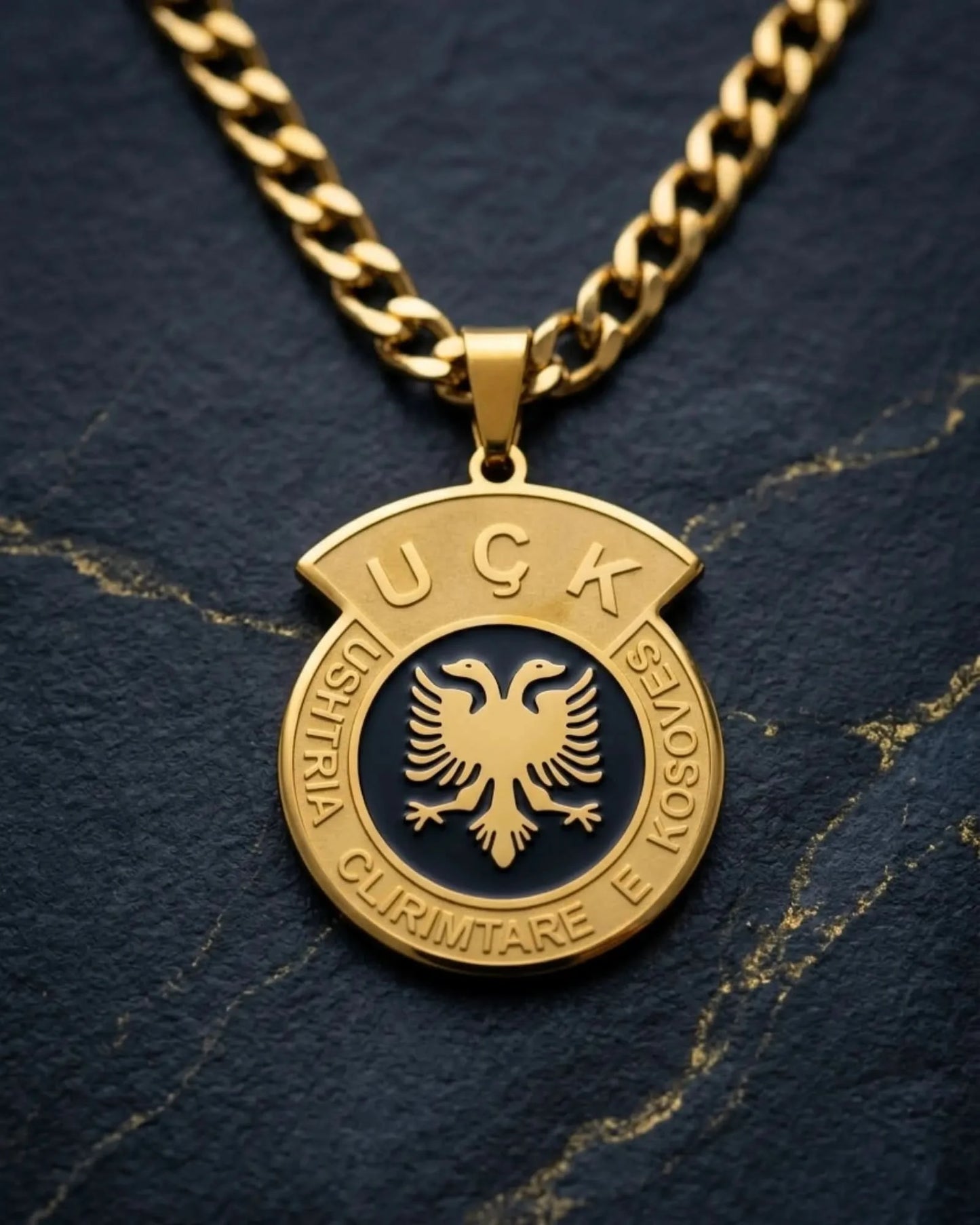 UQK Halskette – Kosovo Medaillon Doppelkopfadler Goldfarbig | Ushtria Çlirimtare e Kosovës - Albanien Shop